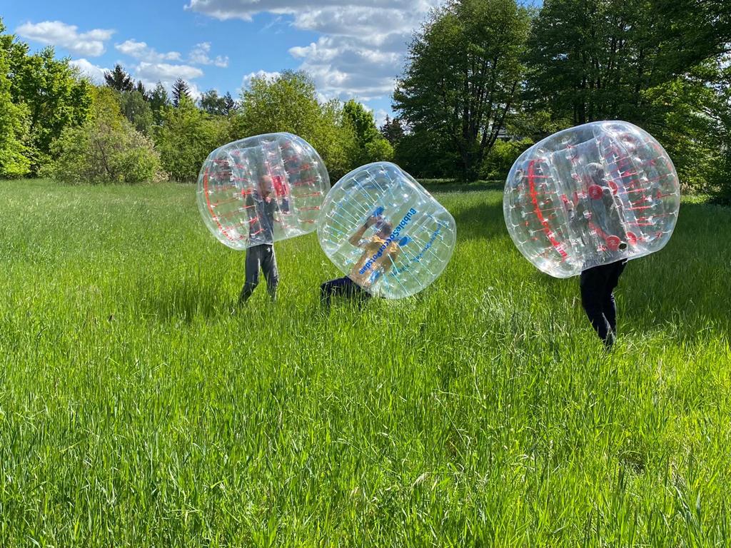 Bubble Soccer Bälle im Einsatz auf einer grünen Wiese